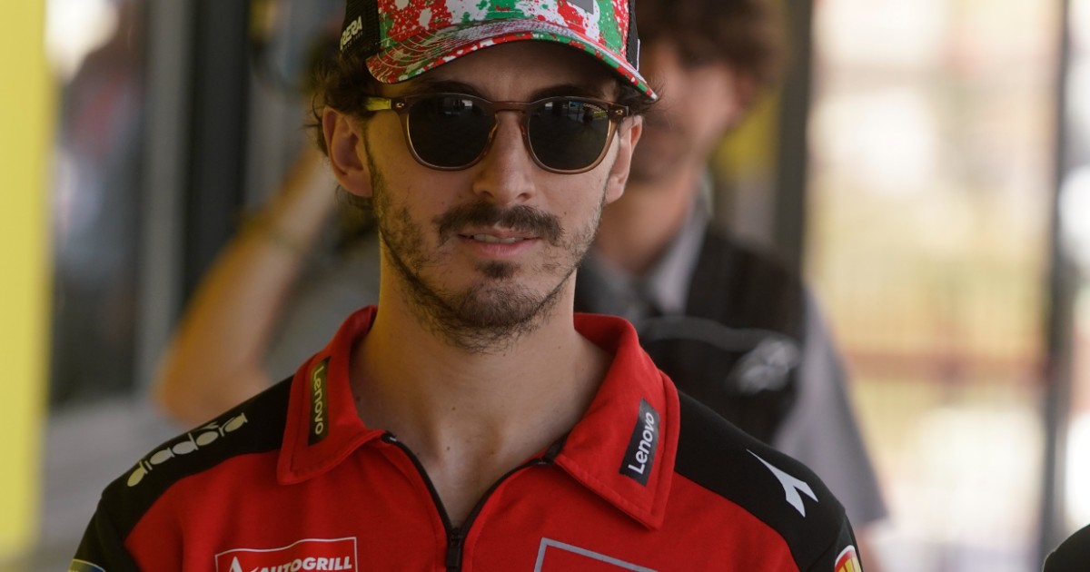 Bagnaia nervoso: si arrabbia e prende in giro la sua Ducati. I gesti di stizza durante le prove al Mugello