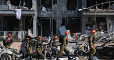 Copertina di Iran: "Nessun negoziato finché Israele ci attacca". Idf: “Bombardato il quartier generale della ricerca nucleare”. Trump convoca il consiglio di sicurezza nazionale