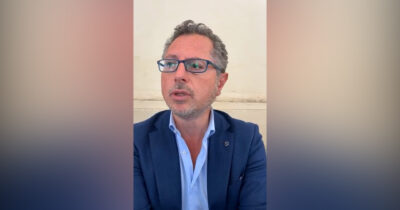 Copertina di “Mi ha dato un colpo in faccia e rotto gli occhiali”: Borrelli aggredito dopo una discussione per la sosta selvaggia