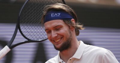 Copertina di “Ce l’ho fatta, ragazzi!”: il significato del simpatico messaggio di Bublik dopo la vittoria contro Sinner