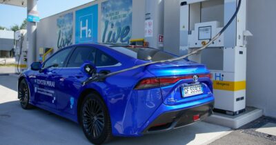 Copertina di Toyota e Kinto in prima fila sull’idrogeno, a Venezia debutta il primo car‑sharing pubblico