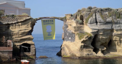 Copertina di Napoli, Greenpeace alla Gaiola srotola uno striscione con un wc: “No al nuovo scarico nell’area protetta”