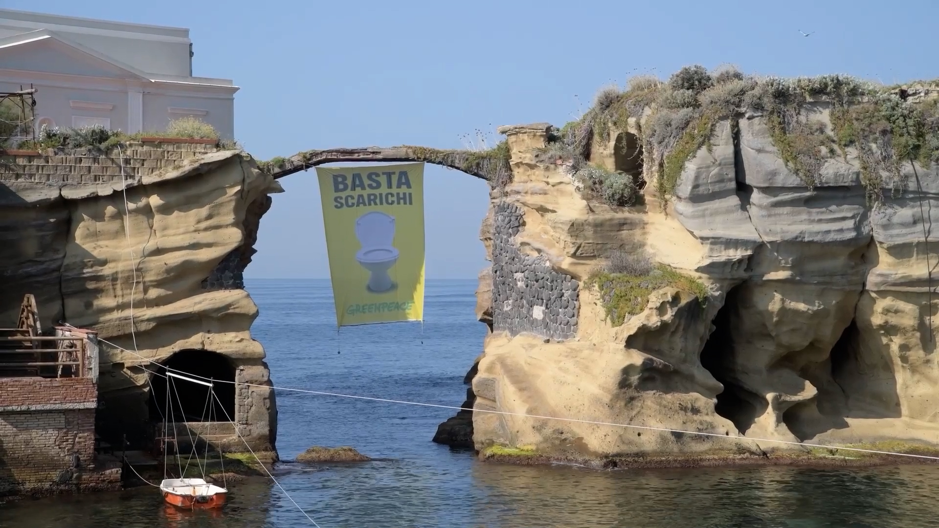 napoli greenpeace alla gaiola srotola uno striscione con un wc no al nuovo scarico nell8217area protetta