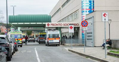 Copertina di Sala operatoria, il chirurgo picchia la collega. Il paziente è morto? “Questo non ve  lo dico”