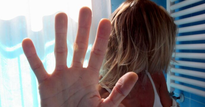 Picchia la compagna: un pugno per ogni like
