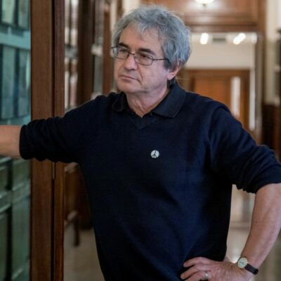 Copertina di Carlo Rovelli: “È azzerato il diritto internazionale, l’Italia così si accoda ancora”