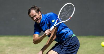 Copertina di Sangue dal naso per Medvedev ad Halle: il russo si distende in panchina e chiama i soccorsi