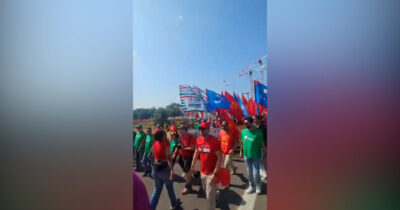 Copertina di Sciopero dei metalmeccanici, a Bologna migliaia di operai invadono la tangenziale: le immagini