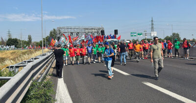 Copertina di Sciopero dei metalmeccanici, a Bologna in 10mila bloccano la tangenziale: "Saranno denunciati in base al Decreto Sicurezza”