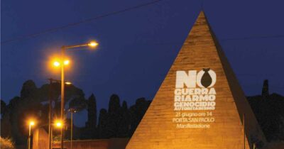 Copertina di Lenzuoli bianchi e suoni delle bombe su Gaza: sabato la manifestazione contro il riarmo. Attese migliaia di persone