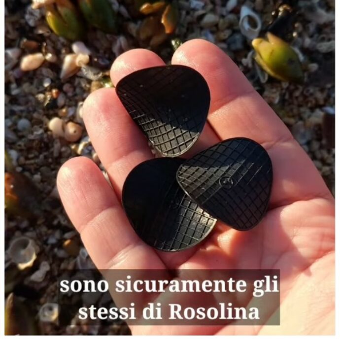 Migliaia di “patatine” di plastica nera invadono le coste della Puglia, è allarme: “È una perdita costante, uno scempio”. Ecco cosa sono