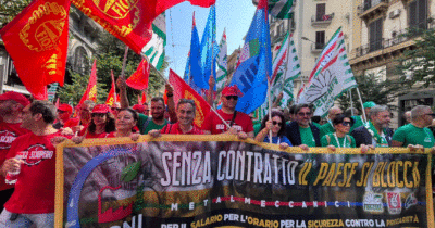 Copertina di Metalmeccanici in lotta per il nuovo contratto e l’aumento dei salari: in sei mesi 40 ore di sciopero, mai così tante da 30 anni