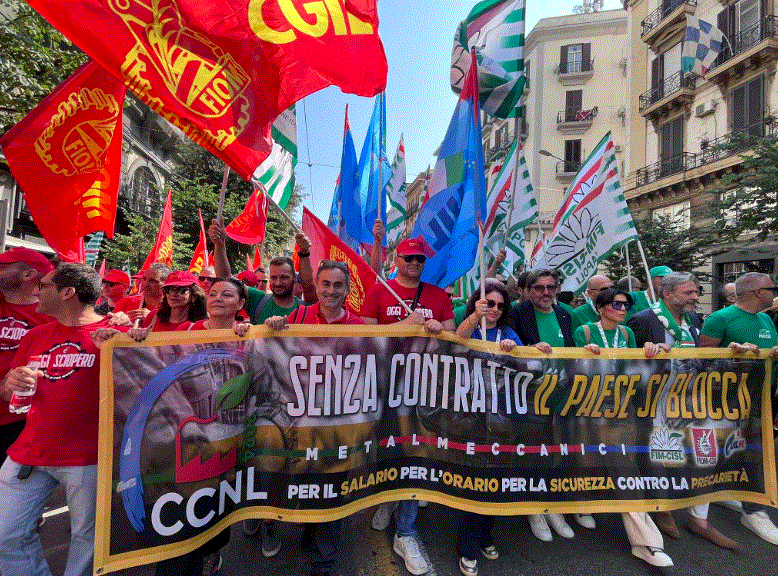 Metalmeccanici in lotta per il nuovo contratto e l’aumento dei salari: in sei mesi 40 ore di sciopero, mai così tante da 30 anni Metalmeccanici in lotta per il nuovo contratto e l’aumento dei salari: in sei mesi 40 ore di sciopero, mai così tante da 30 anni