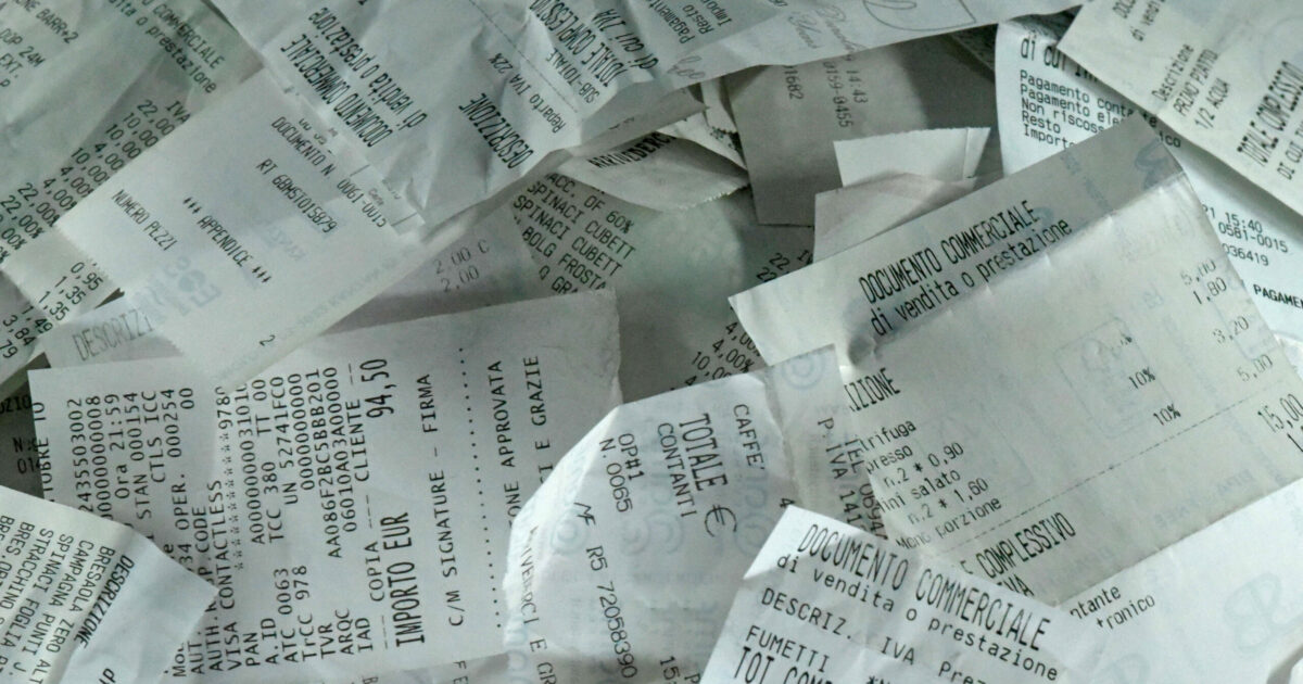 “Stop agli scontrini di carta entro il 2029”: ecco il piano per l’addio ai documenti commerciali non riciclabili “Stop agli scontrini di carta entro il 2029”: ecco il piano per l’addio ai documenti commerciali non riciclabili