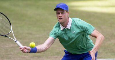 Copertina di “Mi prendo una pausa, mi farà bene. In due gare ho provato tutto ciò che dovevo”: l’analisi di Sinner dopo la sconfitta ad Halle