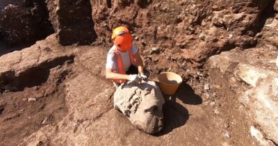 Copertina di L’ultima straordinaria scoperta dagli scavi al Foro di Traiano: una gigantesca testa marmorea – Video