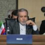Copertina di Chi è Abbas Araghchi, il ministro iraniano che parla con gli Usa: sta a lui provare a ricucire i rapporti tra Teheran e Trump