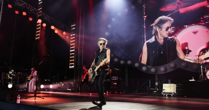 Copertina di Ligabue show a Campovolo per i 30 anni di "Certe Notti": "Basta con i massacri da Gaza all’Ucraina. I governi parlano di riarmo e ignorano l'ambiente"
