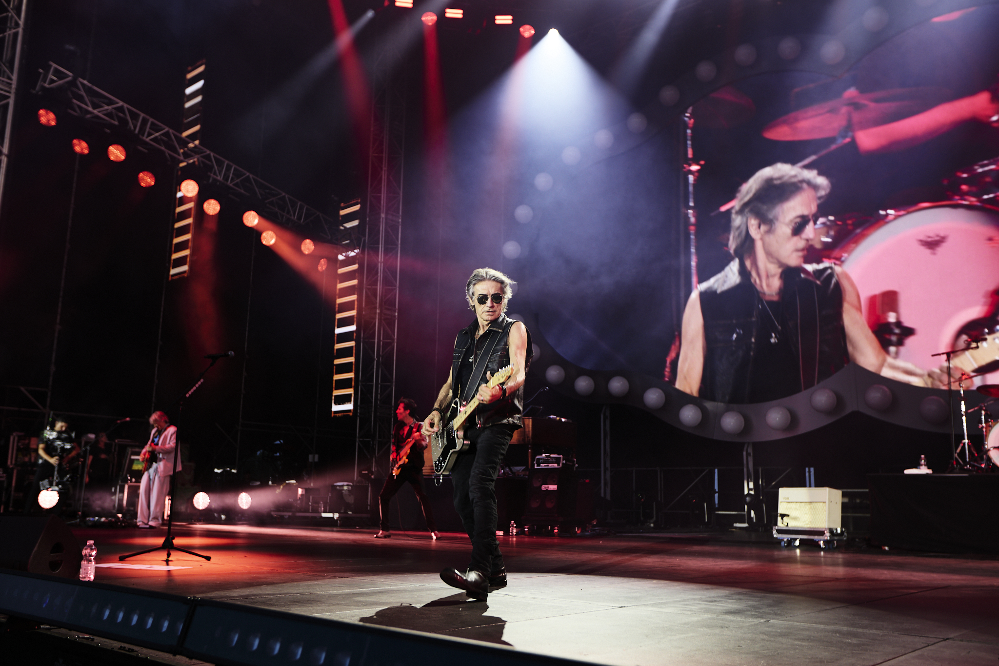 luciano ligabue in concerto in giappone 13mila persone cantano in coro a expo 2025 8211 il video