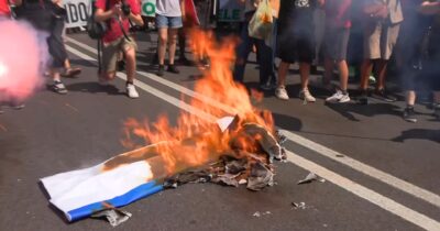 Copertina di Bruciate le bandiere di Israele, Nato e Unione europea durante una protesta a Roma – Video