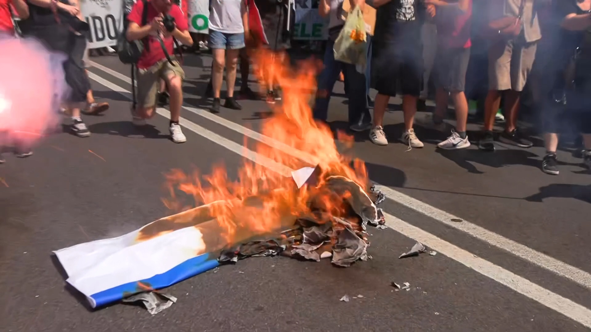 Bruciate le bandiere di Israele, Nato e Unione europea al corteo di Roma contro il riarmo – Video Bruciate le bandiere di Israele, Nato e Unione europea al corteo di Roma contro il riarmo – Video