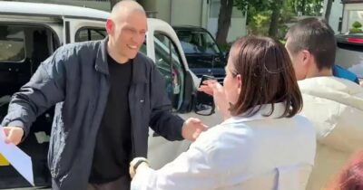 Copertina di Bielorussia, scarcerato dopo 5 anni il leader dell’opposizione Tikhanovsky: “Una richiesta di Trump”