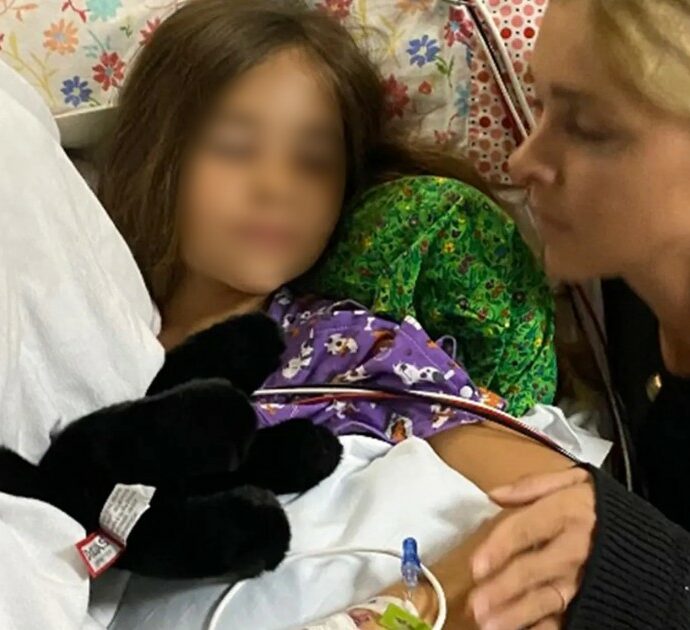 “Qualcosa di duro mi ha morso e ha cercato di trascinarmi via, ero tutta insanguinata”: il racconto choc della bimba di 9 anni sopravvissuta all’attacco di uno squalo