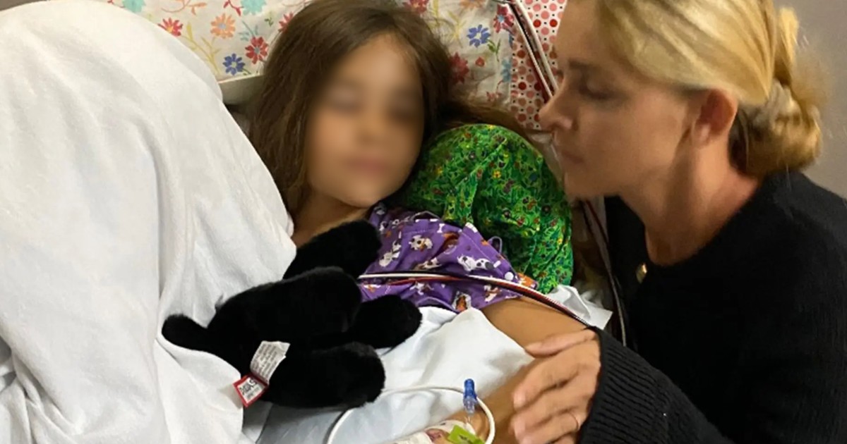 “Qualcosa di duro mi ha morso e ha cercato di trascinarmi via, ero tutta insanguinata”: il racconto choc della bimba di 9 anni sopravvissuta all’attacco di uno squalo “Qualcosa di duro mi ha morso e ha cercato di trascinarmi via, ero tutta insanguinata”: il racconto choc della bimba di 9 anni sopravvissuta all’attacco di uno squalo