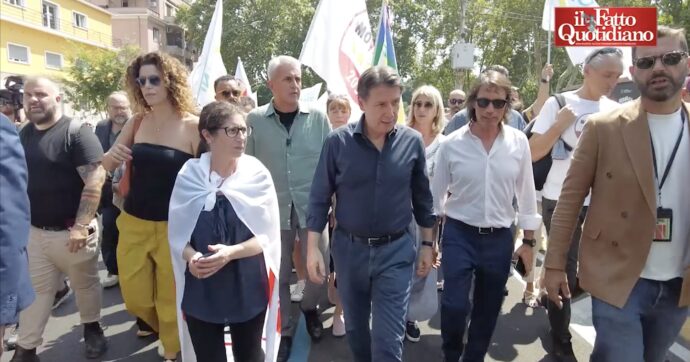 Copertina di Corteo No riarmo, Conte: “Questo popolo dice che le politiche belliciste sono una follia”. Pochi eletti del Pd: "Ma qui c'è la nostra base"