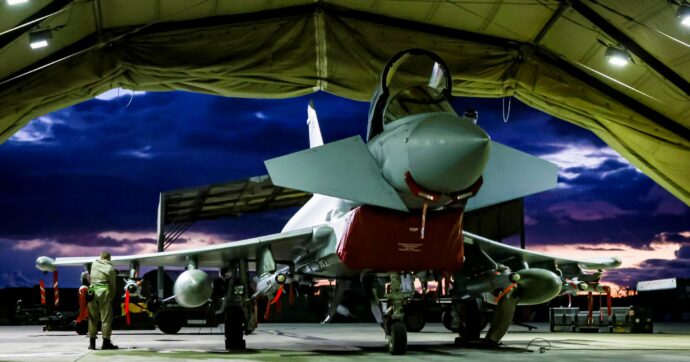 Protestano dentro la base della Raf:  “Terrorismo”