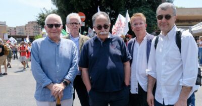 Copertina di Stop Rearm, le mille facce del Pd: vanno in sei al corteo