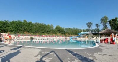 Copertina di Sfugge al controllo del papà e cade in piscina: è gravissimo bambino di 4 anni
