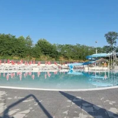Copertina di Sfugge al controllo del papà e cade in piscina: è gravissimo bambino di 4 anni