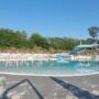 Copertina di Sfugge al controllo del papà e cade in piscina: è gravissimo bambino di 4 anni