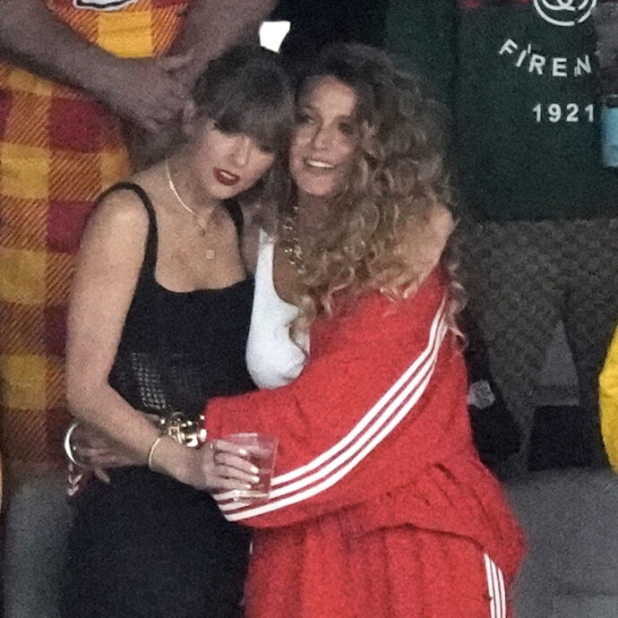 “Gli avvocati di Blake Lively hanno ricattato Taylor Swift per portare in tribunale le loro chat private”: cosa è successo tra l’attrice e la cantante nel caso Baldoni