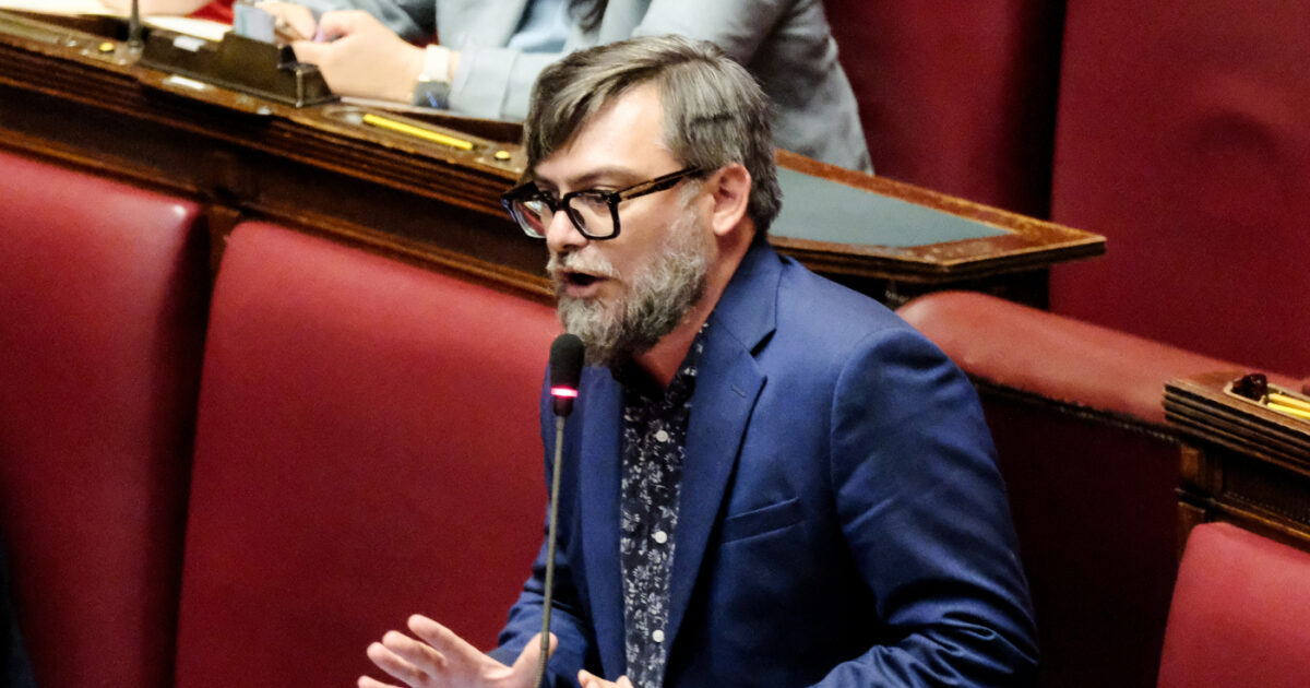 Iran, Ricciardi (M5s): “Trump ha reso Netanyahu il dominatore del Medio Oriente. L’Italia non offra le basi agli Usa” Iran, Ricciardi (M5s): “Trump ha reso Netanyahu il dominatore del Medio Oriente. L’Italia non offra le basi agli Usa”