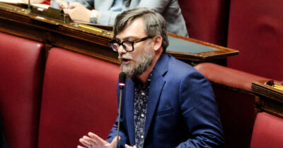 Copertina di Iran, Ricciardi (M5s): “Trump ha reso Netanyahu il dominatore del Medio Oriente. L’Italia non offra le basi agli Usa”