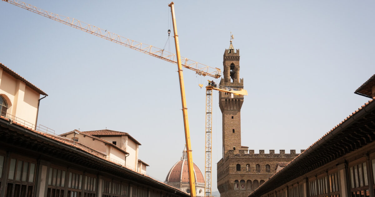 addio alla maxi gru delle gallerie degli uffizi dopo quasi 20 anni via la giraffa di metallo ad assistere allo smontaggio anche il ministro giuli
