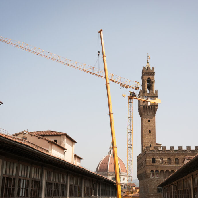 Addio alla maxi gru delle Gallerie degli Uffizi: dopo quasi 20 anni via la “giraffa” di metallo, ad assistere allo smontaggio anche il ministro Giuli