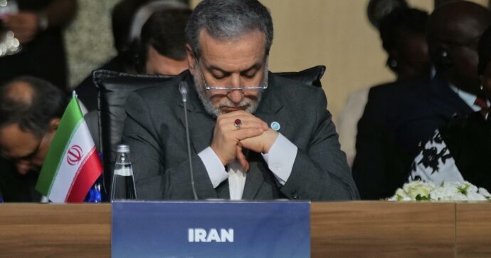 Ministro iraniano a Gb e Ue: “Come possiamo tornare a negoziare con chi ci ha già traditi?”. E domani vede Putin