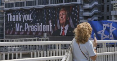 Copertina di Il silenzio del Papa e le timide reazioni internazionali all'attacco deciso da Trump. Ma si rischia un altro Iraq