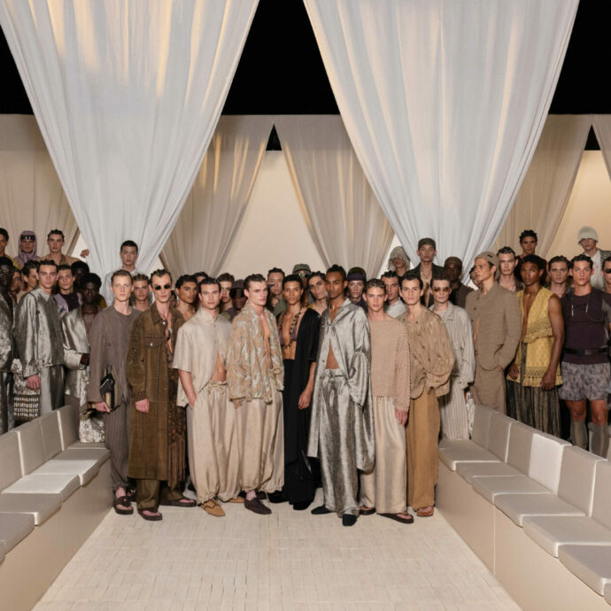 La sfilata di Emporio Armani è un sogno nel deserto. Leo Dell’Orco saluta per Re Giorgio e rivela: “Era contento”