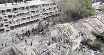 Copertina di Tra i palazzi distrutti a Tel Aviv, le macerie dopo l’attacco missilistico iraniano – Video