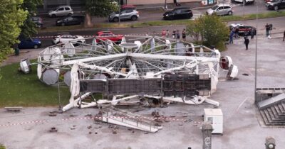 Copertina di Crolla ruota panoramica a Lecco a causa del forte vento: nessun ferito. Il video dal drone
