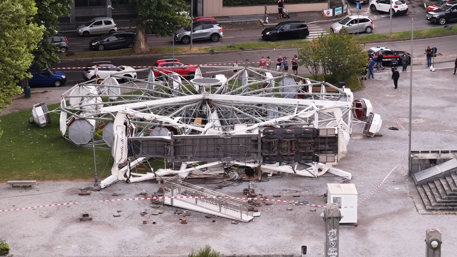 Crolla ruota panoramica a Lecco a causa del forte vento: nessun ferito. Il video dal drone Crolla ruota panoramica a Lecco a causa del forte vento: nessun ferito. Il video dal drone