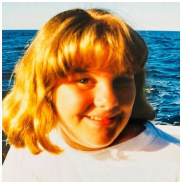 Trova un messaggio in una bottiglia affidata al mare 30 anni prima, e cerca sui social l’autrice della lettera: “Non potevo crederci”. La storia di Alaina e Pia
