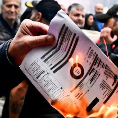 Copertina di Arera e la rapina mercato libero. Stangata bollette: ora la colpa è delle famiglie