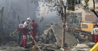 Copertina di Israele bombarda a tappeto Teheran: “Città coperta da fumo”. Colpiti comandi militari, tv e ateneo. Raid anche su Fordow
