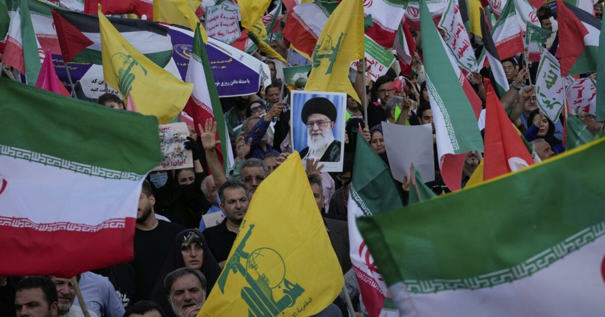 Dall’attacco alle basi Usa alla chiusura di Hormuz: la possibile risposta dell’Iran. Intanto è ‘caccia all’americano’