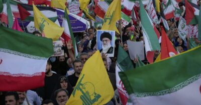 Copertina di Dall’attacco alle basi Usa alla chiusura di Hormuz: la possibile risposta dell’Iran a Trump. Intanto è ‘caccia all’americano’